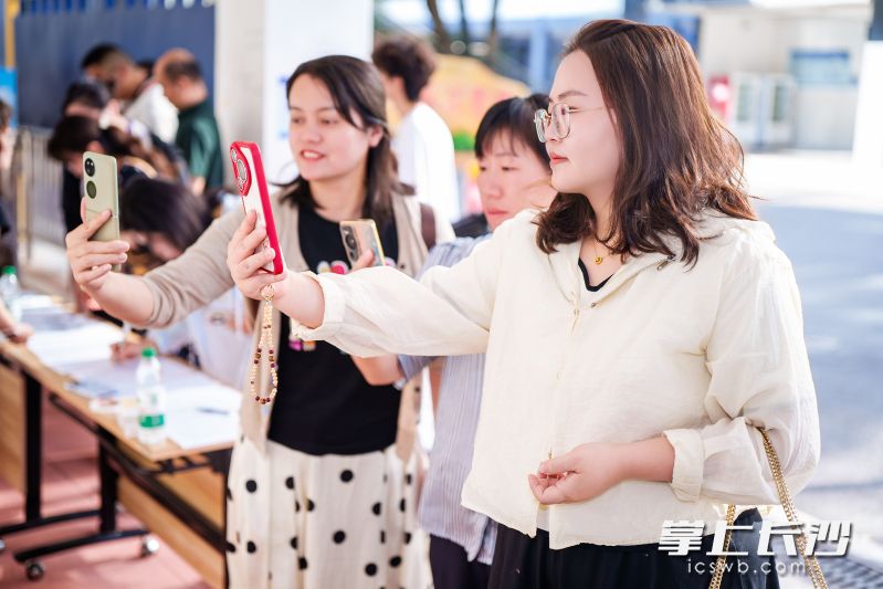 全市超300名市教育局直屬中小學(xué)教科研負(fù)責(zé)人,、各區(qū)縣（市）老師參加,。