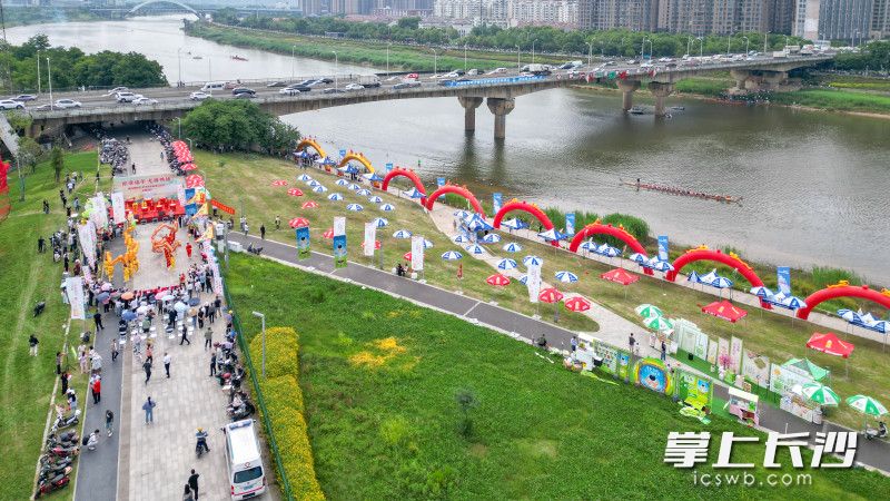 鴨子鋪龍舟協(xié)會,、防汛救援隊成立,，民間組織的這場賽事活動秩序井然，熱鬧平安,。 長沙晚報全媒體記者 易億 攝