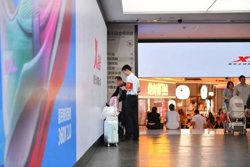 5月7日下午，國(guó)金街工作人員及志愿者在整理行李箱。圖片均來(lái)自“長(zhǎng)沙發(fā)布”微信公眾號(hào),。