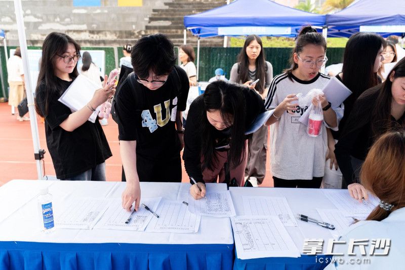 招聘會(huì)重點(diǎn)聚焦本地產(chǎn)業(yè)發(fā)展需求與高校畢業(yè)生專業(yè)特點(diǎn),，采取“線上+線下”雙渠道模式,。