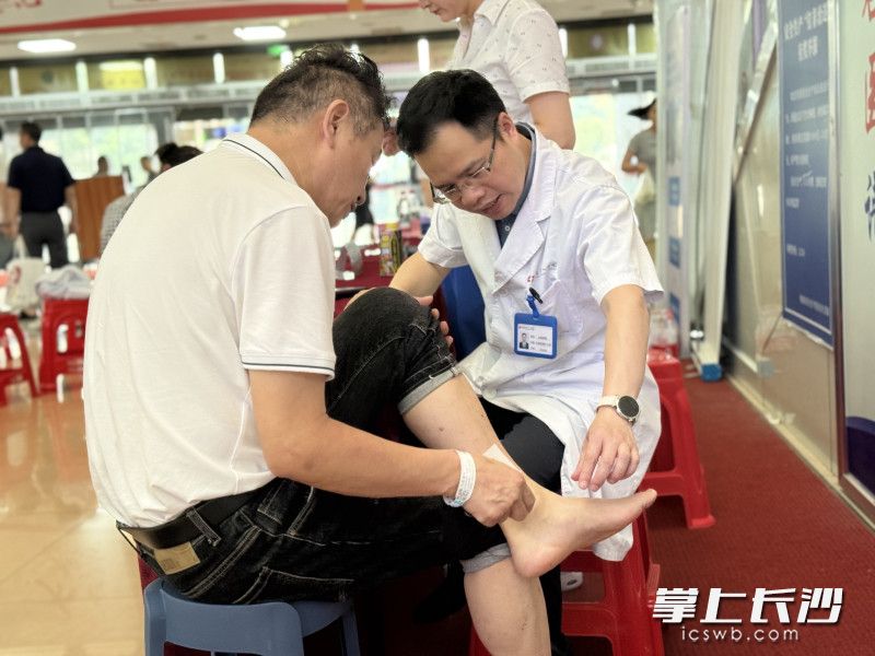 長沙市中心醫(yī)院外周血管介入科的專家為現(xiàn)場群眾進行相關(guān)檢查和答疑,。