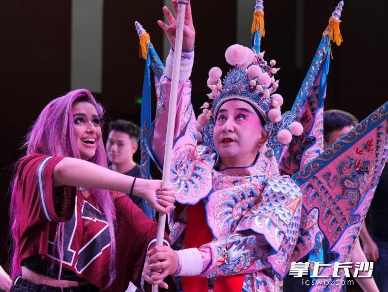 美國(guó)歌手朱麗葉和巴陵戲老演員學(xué)習(xí)“?；尅?。均為主辦方供圖
