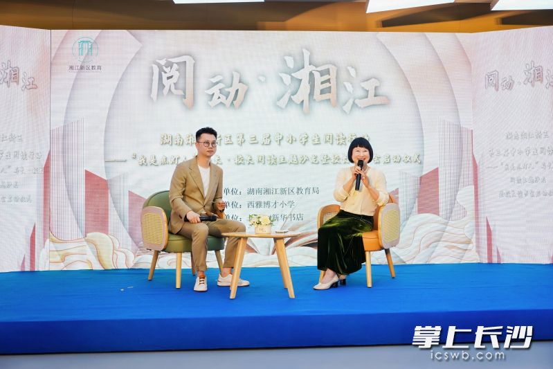 主持人與著名詩人張戰(zhàn)進(jìn)行對話。