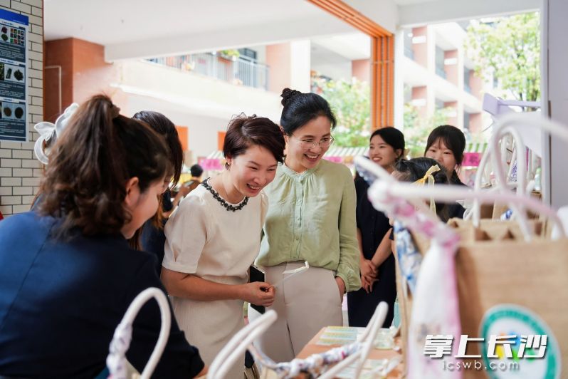 西雅博才小學(xué)校園內(nèi)，一個個“詩歌小鋪”引起了與會嘉賓的關(guān)注,。 均為長沙晚報通訊員胡賽花供圖