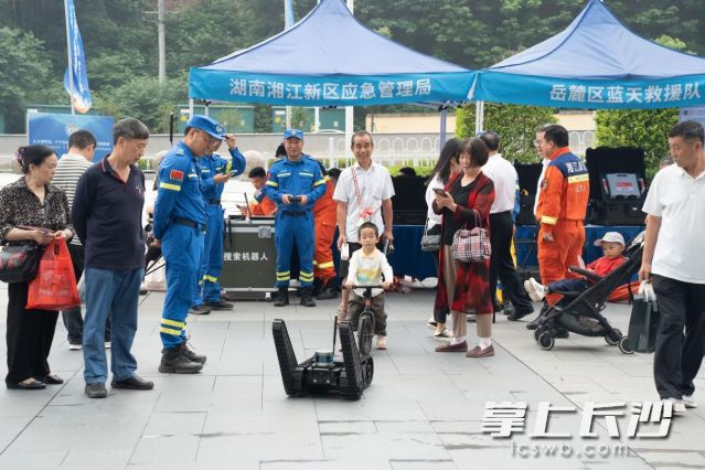咨詢展臺(tái)前市民絡(luò)繹不絕,。