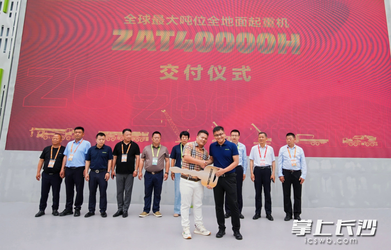 全球最大噸位全地面起重機交付儀式。 均為長沙晚報全媒體記者黃啟晴攝