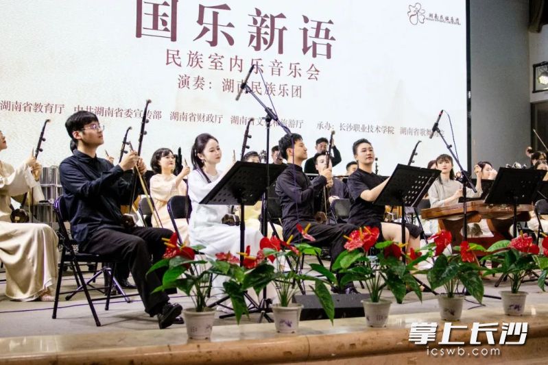 音樂(lè)會(huì)現(xiàn)場(chǎng),。