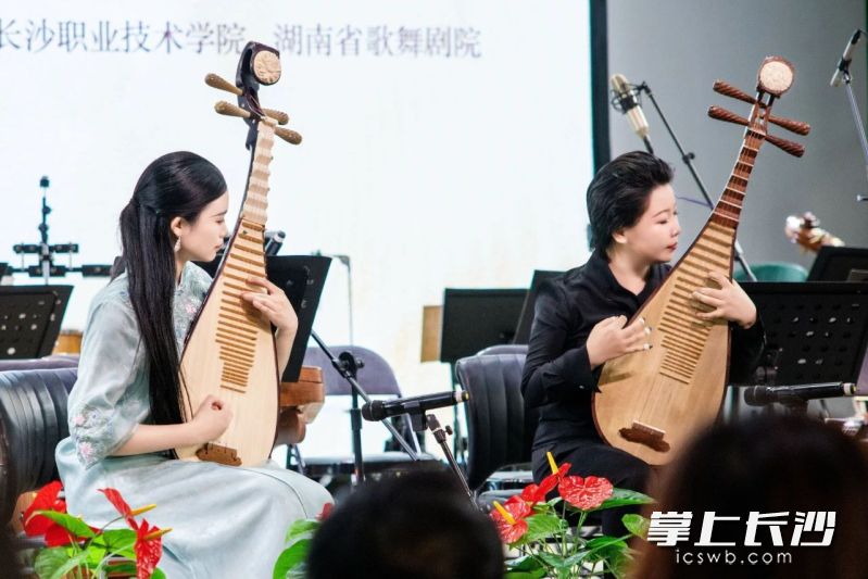 琵琶演奏。