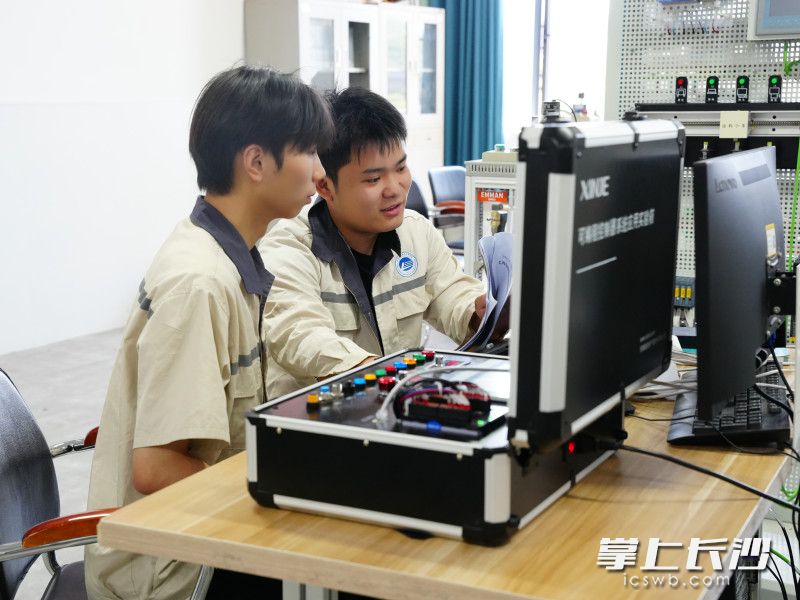 李景鵬（左）和學弟交流探討,。均為長沙晚報全媒體記者 林暘 攝