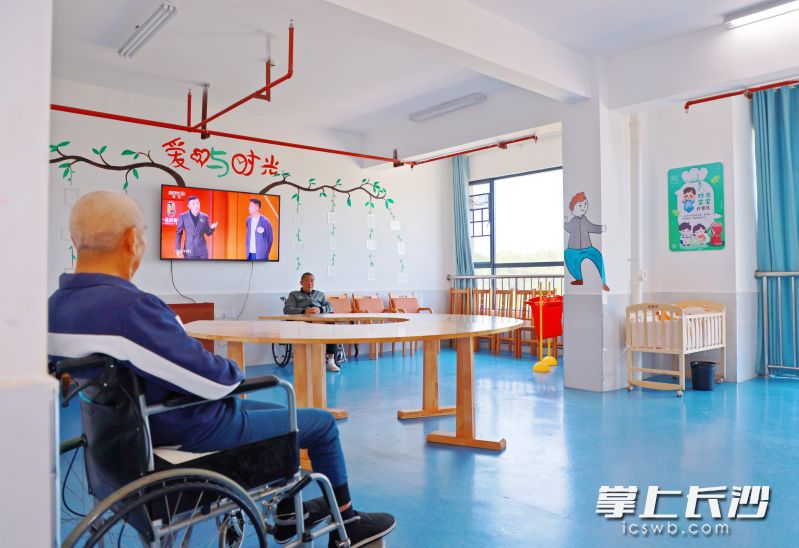午后,，老人們?cè)诙喙δ芑顒?dòng)室休閑娛樂(lè),。 受訪(fǎng)者供圖