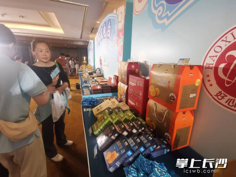 現(xiàn)場特產(chǎn)展銷區(qū)人頭攢動,，荔枝干、沉香,、魚罐頭等產(chǎn)品讓星城人民能夠一品“電白風味”,。