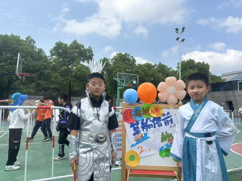 各個攤位設置了有趣的游戲吸引同學們前來選購書籍,。