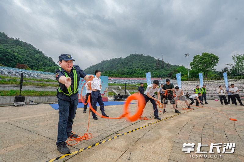 防溺水拋投。