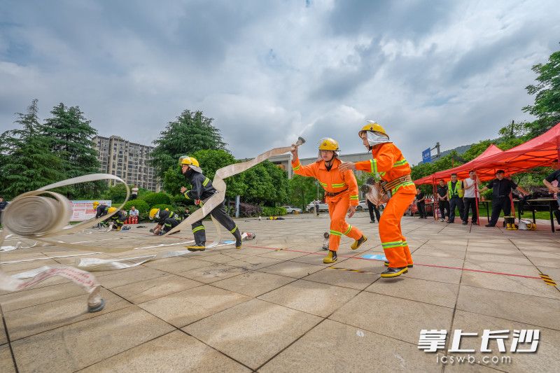 消防技能科目比武,。 均為長(zhǎng)沙晚報(bào)全媒體記者陳飛攝
