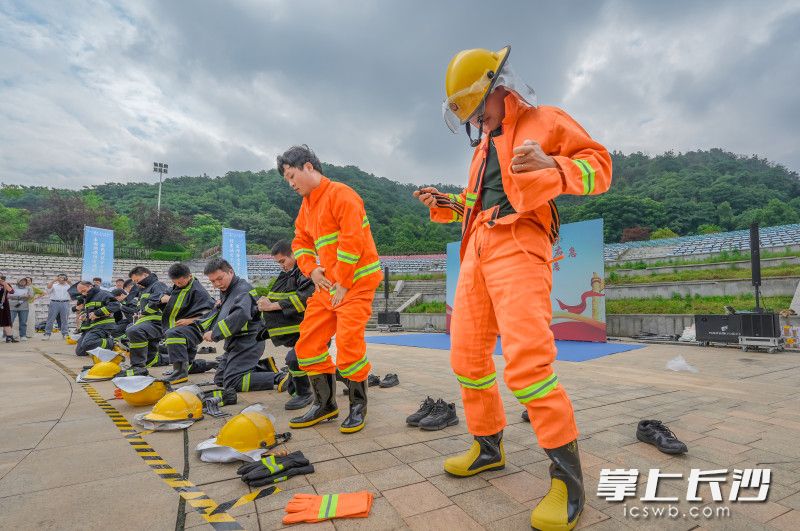 原地穿消防戰(zhàn)斗服比賽。