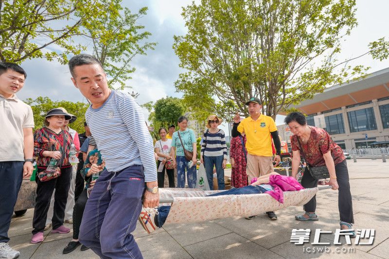 居民在教官指導(dǎo)下,，學(xué)會用窗簾自制救命擔(dān)架。 均為長沙晚報(bào)全媒體記者陳飛攝