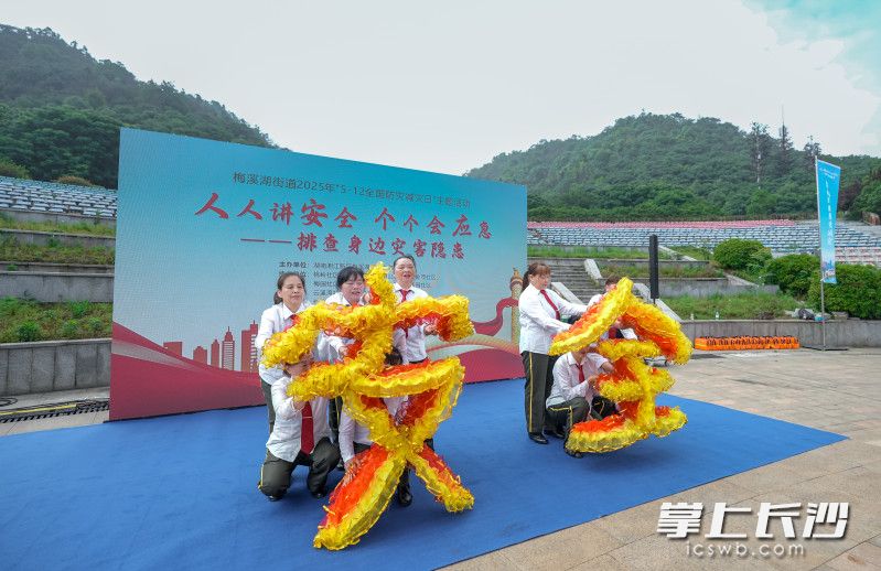 潤(rùn)龍社區(qū)帶來(lái)的扇子舞點(diǎn)燃全場(chǎng)。
