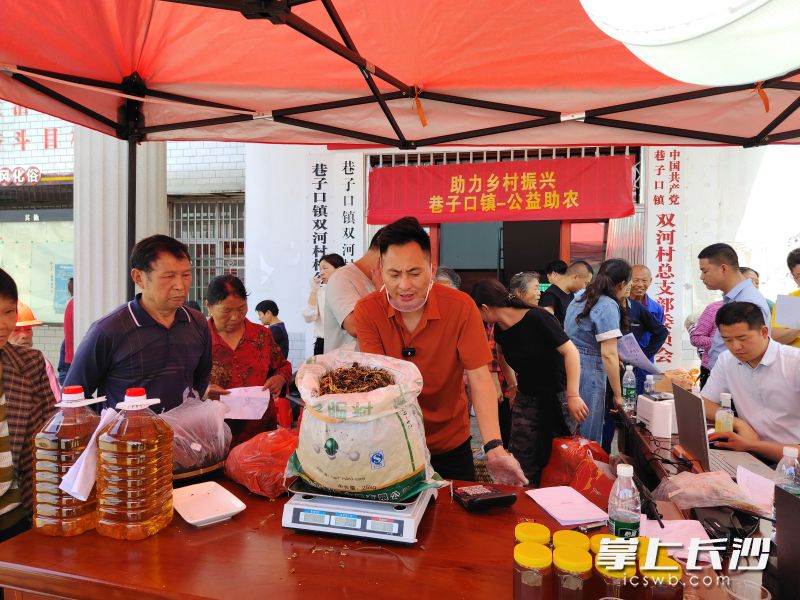 寧鄉(xiāng)市巷子口鎮(zhèn)引入網(wǎng)紅直播帶貨,，為鄉(xiāng)村農(nóng)副產(chǎn)品打開(kāi)新銷(xiāo)路。 長(zhǎng)沙晚報(bào)全媒體記者 張禹 通訊員 劉佳 攝
