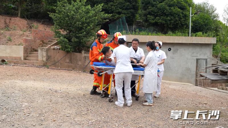 醫(yī)療衛(wèi)生組迅速組織醫(yī)療人員,，對轉移、救助過程中傷病人員進行醫(yī)療救護,。