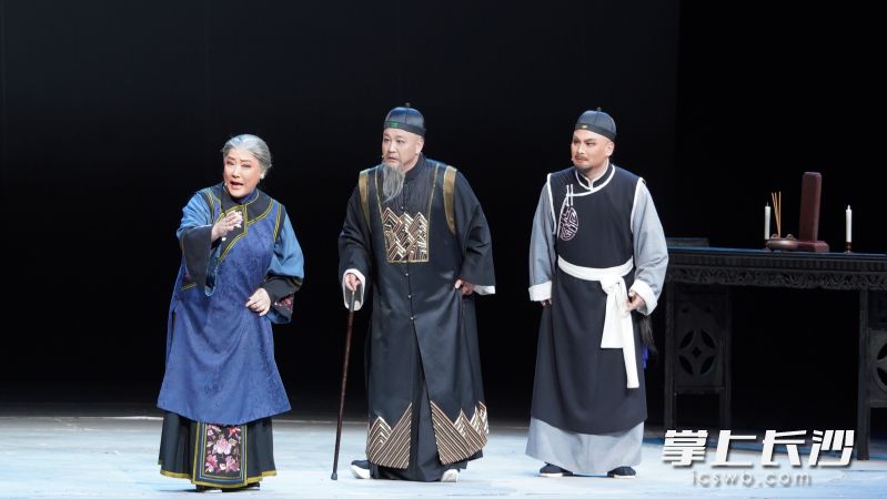 《夫人如見(jiàn)》見(jiàn)在歷史挖掘的“見(jiàn)微知著”,，見(jiàn)在藝術(shù)創(chuàng)意的“層見(jiàn)迭出”，見(jiàn)在舞臺(tái)效果的“喜聞樂(lè)見(jiàn)”,。