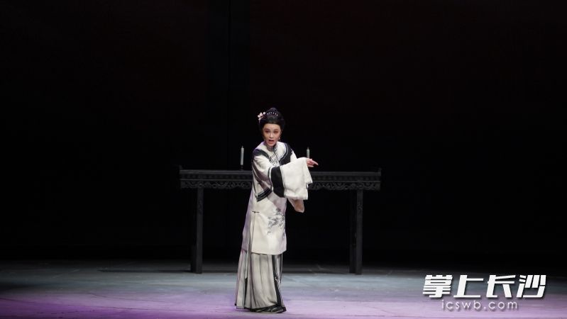 15日晚,，《夫人如見(jiàn)》亮相上海北外灘友邦大劇院,，參演第十屆中國(guó)戲劇獎(jiǎng)·梅花表演獎(jiǎng)（第32屆中國(guó)戲劇梅花獎(jiǎng)）終評(píng)。 均為長(zhǎng)沙晚報(bào)通訊員李國(guó)徽供圖