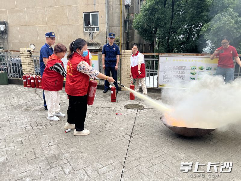 社區(qū)居民在練習(xí)滅火。長(zhǎng)沙晚報(bào)通訊員 余娜娜 攝