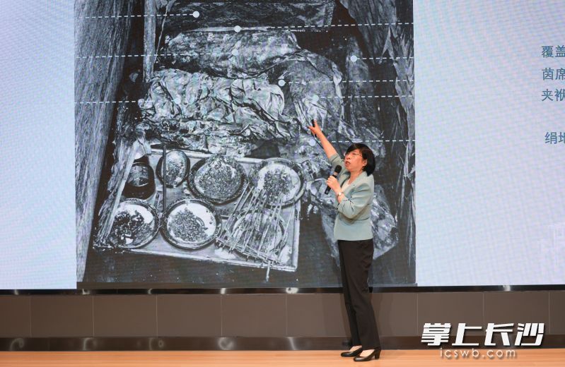 喻燕姣教授講解“茵席”即坐墊在出土?xí)r的位置。長(zhǎng)沙晚報(bào)全媒體記者 鄒麟 攝