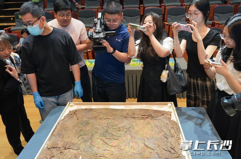 湖南博物院馬王堆漢墓及藏品研究展示中心主任,、研究館員喻燕姣發(fā)布三項(xiàng)馬王堆漢墓最新研究成果：首次公布綺地“乘云繡”茵席為考古發(fā)現(xiàn)最早的絲織坐墊,。長(zhǎng)沙晚報(bào)全媒體記者 鄒麟 攝