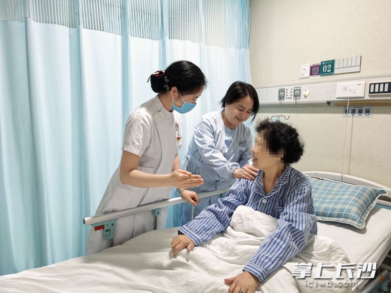 “責任護士+護理員”分層協(xié)作,，全方位護理患者,。均為長沙晚報通訊員 張維夏 沈周敏 供圖