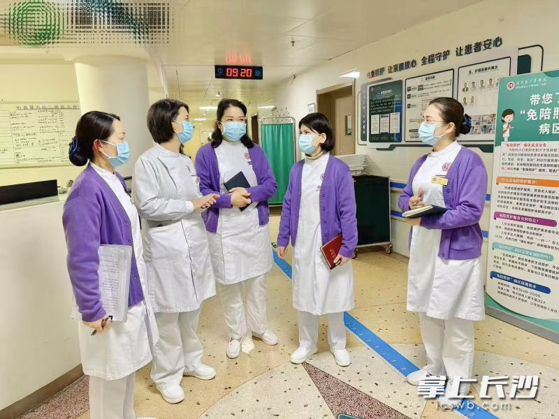 湖南省人民醫(yī)院副院長李亞敏在試點病房指導免陪照護相關工作,。