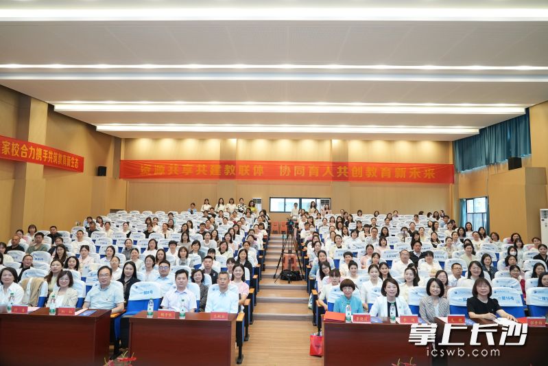 長沙市教育科學(xué)研究院主辦長沙市第三屆教師家庭教育指導(dǎo)素養(yǎng)比賽,，全市47位中小教師參加,。長沙晚報(bào)通訊員 袁璐 攝