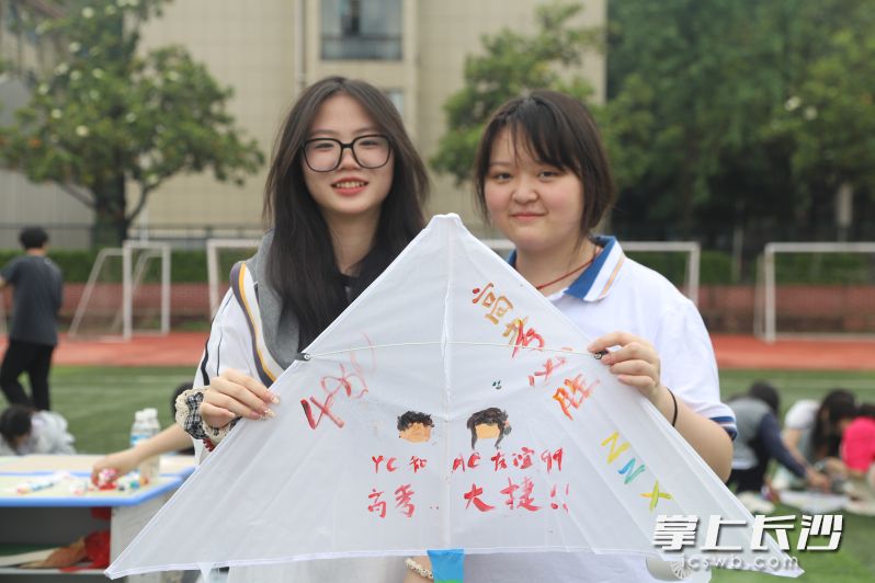 “祝福盲盒”中抽取到陌生同學的祝福,。