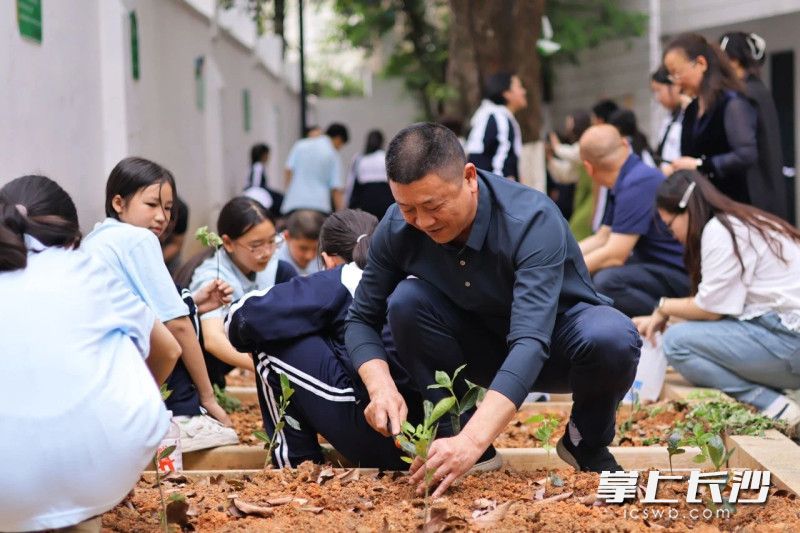 校院領(lǐng)導(dǎo)攜手種下“課程紀(jì)念樹”,，象征文化傳承與勞動(dòng)教育生根發(fā)芽。