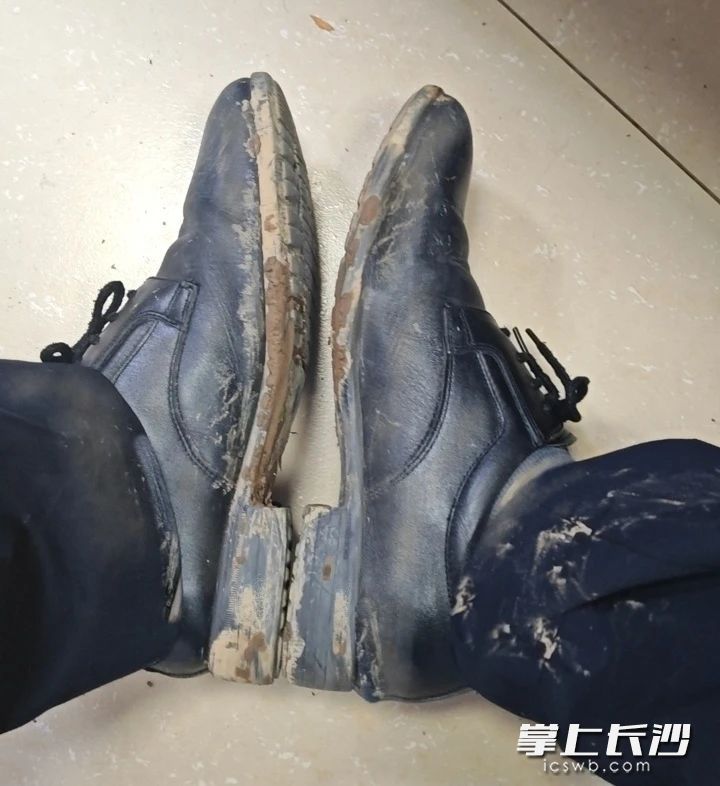 沾滿泥巴的皮鞋,。