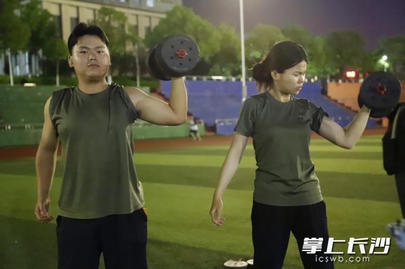 經過近一個月的訓練，許長宏成功瘦身11斤,，身體素質顯著提升,。
