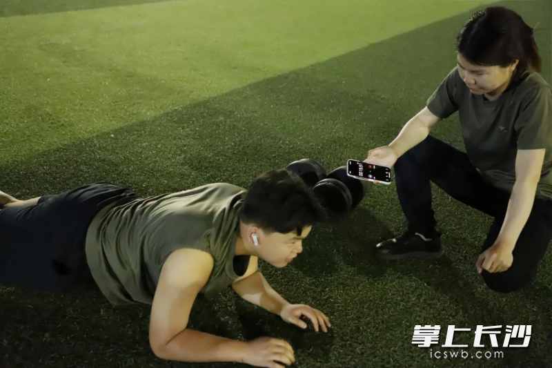 許長宏在軍事老師劉嘉的一對一指導下進行體重管理訓練,。均為通訊員 高妍 供圖