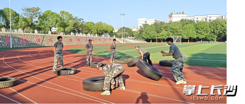 三一職院學生正在進行軍體課輪胎綜合訓練,。
