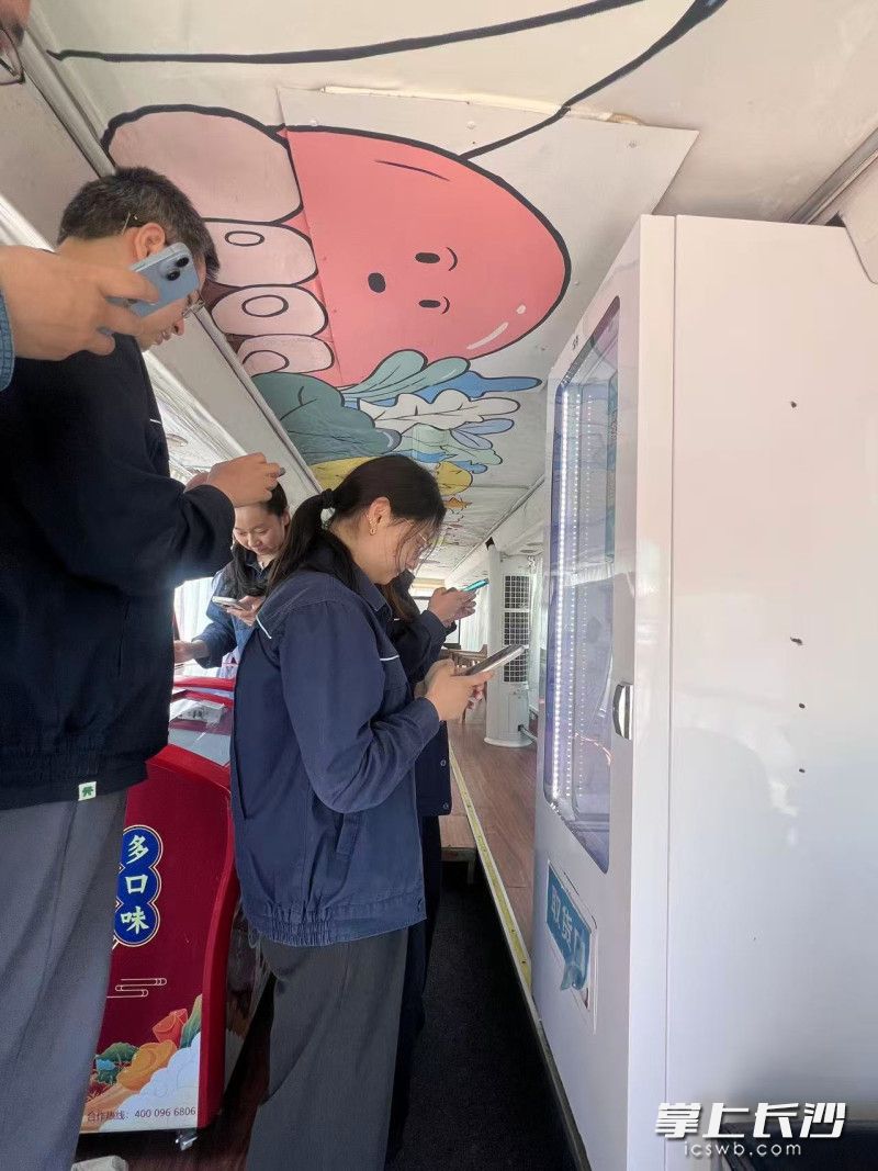“長電在行動”愛心自動售賣機上,，公司員工紛紛前來消費,，而他們這些消費的凈利潤也將自動歸入“長電在行動”愛心助學(xué)基金，托起偏遠地區(qū)孩子的“求學(xué)夢”,。