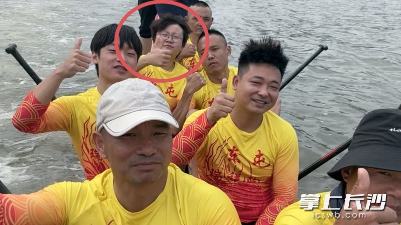 師紫怡和龍舟隊隊員合影,。均為受訪者供圖