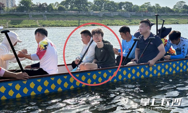 練習即將開始,，師紫怡和龍舟隊隊員在準備中。