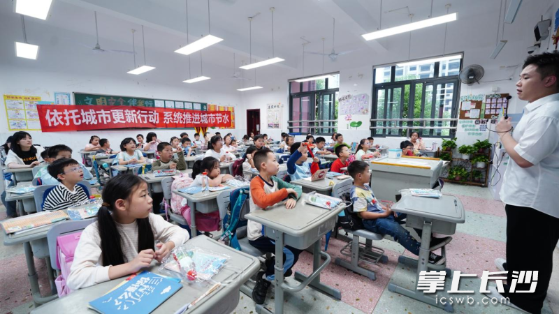 在清水塘江灣小學(xué)活動(dòng)現(xiàn)場(chǎng),，同學(xué)們認(rèn)真聽(tīng)課,、積極參與課堂互動(dòng)。均為長(zhǎng)沙晚報(bào)通訊員 王帥 供圖