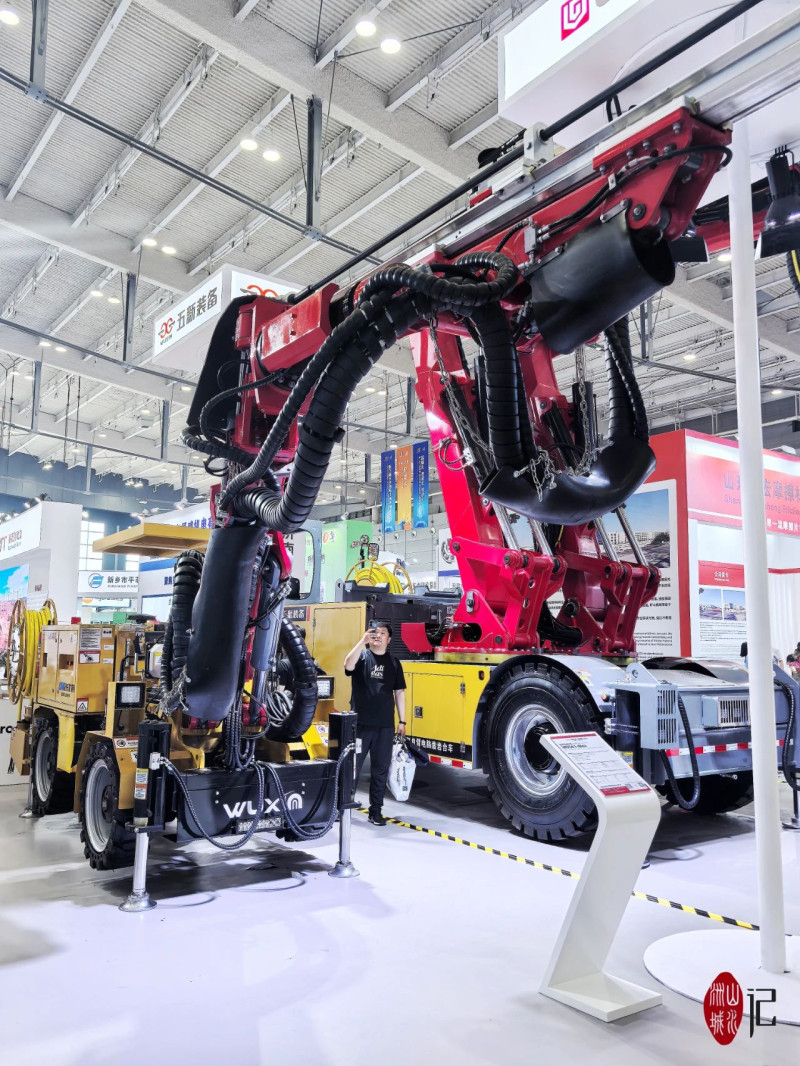 五新裝備的智能掘進(jìn)鉆車WD561Max，適用于4-28㎡的礦山巷道,、抽水蓄能電站,、水電站、水庫灌溉隧洞的掘進(jìn)鉆孔作業(yè)和錨桿孔作業(yè),。劉丹 攝