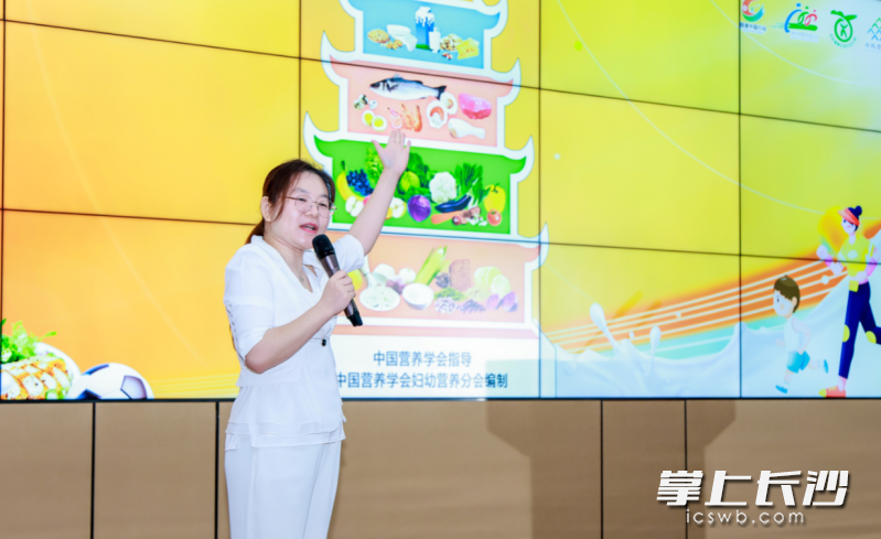長沙縣婦幼保健院營養(yǎng)咨詢門診醫(yī)生王倚祎用四格餐盤科普營養(yǎng)知識,。