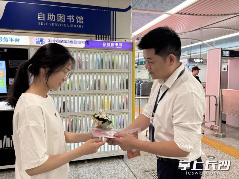 市民收到梔子花。 均為長圖供圖