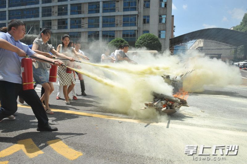 消防演練現(xiàn)場,。  均為長沙晚報全媒體記者小劉軍攝
