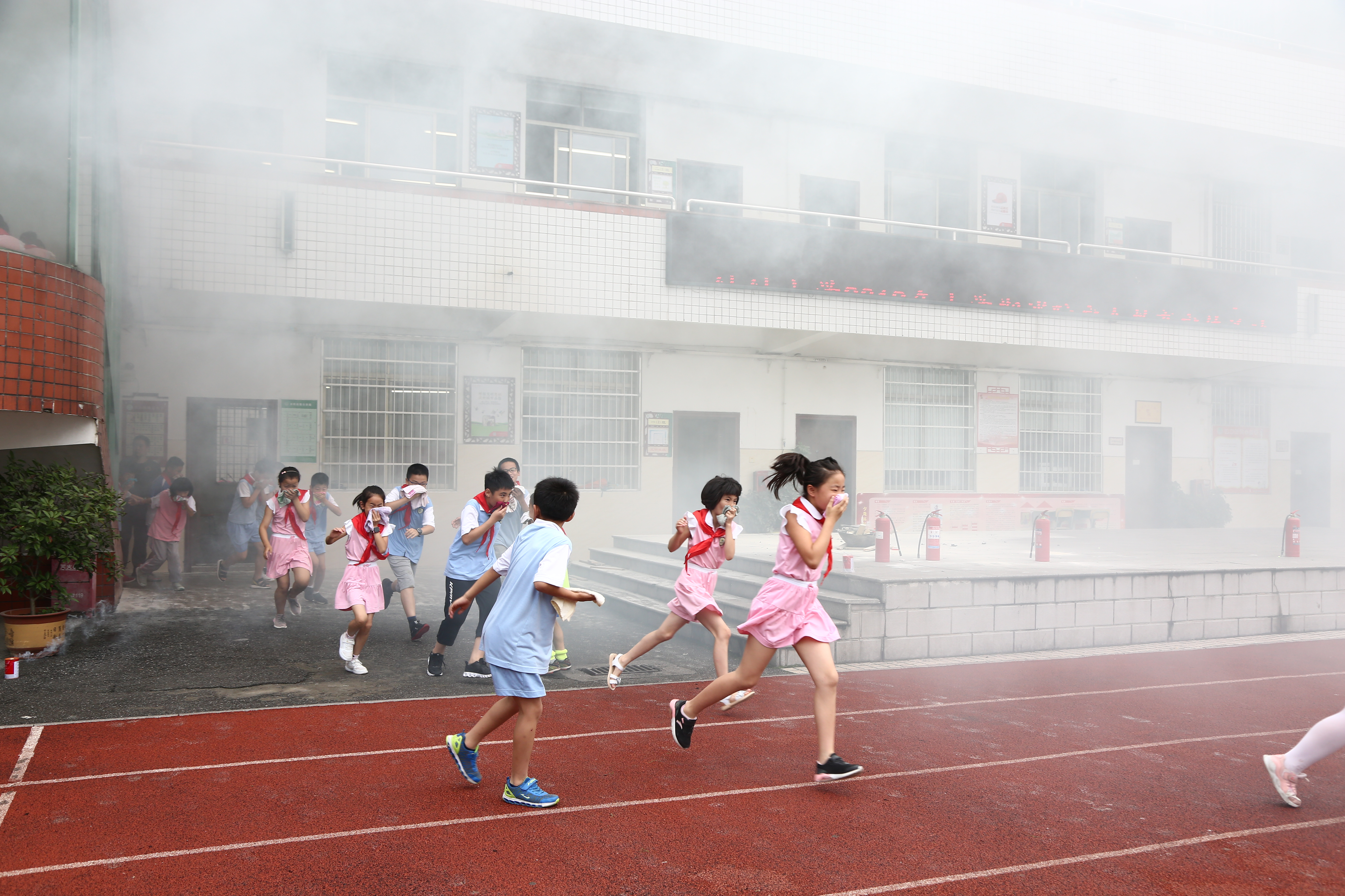 幼幼小學(xué)疏散演練現(xiàn)場,，孩子們用濕毛巾捂住口鼻，有序撤離至安全區(qū)域,。長沙晚報通訊員 向娟 供圖