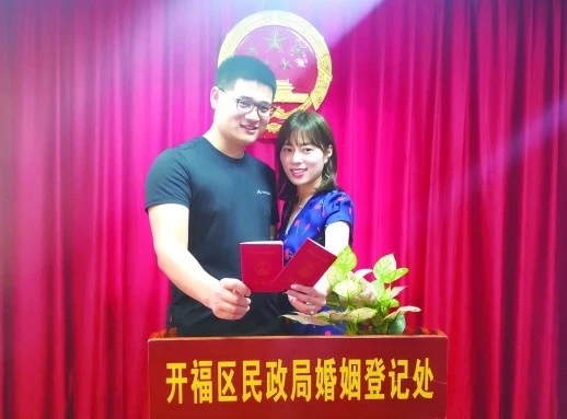 新人幸福地領(lǐng)取結(jié)婚證,。記者石芳宇攝