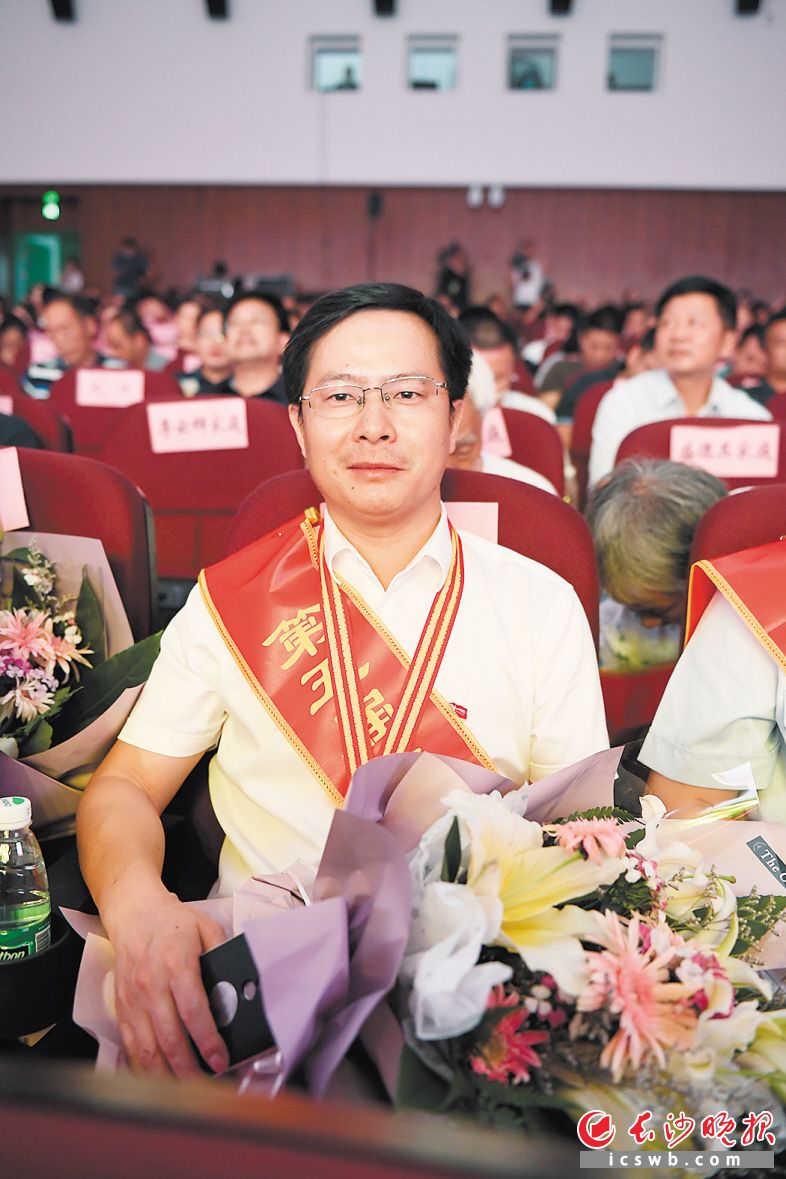 李良義,，長沙市第四醫(yī)院急診急救中心副站長,。獲評第五屆“長沙市道德模范”敬業(yè)奉獻模范稱號。