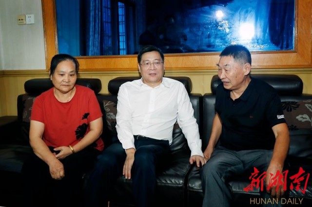 杜家毫與張超烈士父母親切交談,。