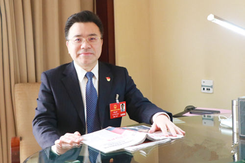 中南大學(xué)湘雅醫(yī)院院長(zhǎng)雷光華日前接受記者采訪時(shí)表示,，健康湖南肯定是長(zhǎng)沙先行,，健康湖南應(yīng)該是湘雅先為。